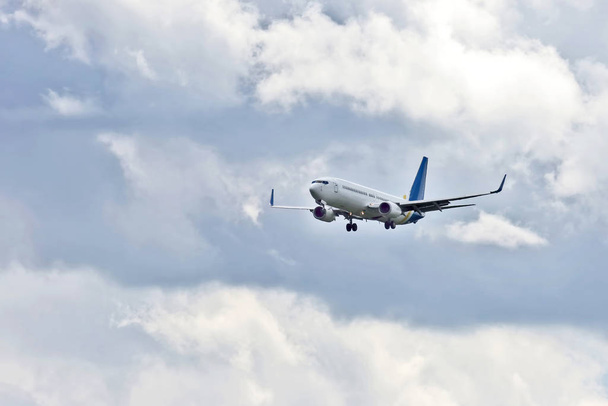 avión de pasajeros vuela en un aterrizaje
 - Foto, imagen