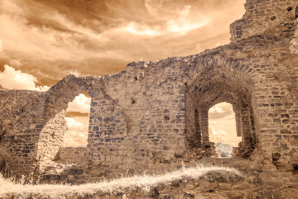 зображення інфрачервоної камери. старий кам'яний замок руїни
 - Фото, зображення