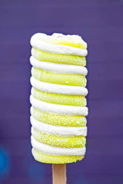 Twister fagylalt nyalóka a bot  - Fotó, kép