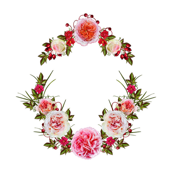 Arreglo floral de rosas de color rojo brillante y flores rosadas. Aislado sobre fondo blanco
. - Foto, Imagen