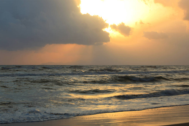 Strandlandschaft mit schönem Sonnenuntergang - Foto, Bild