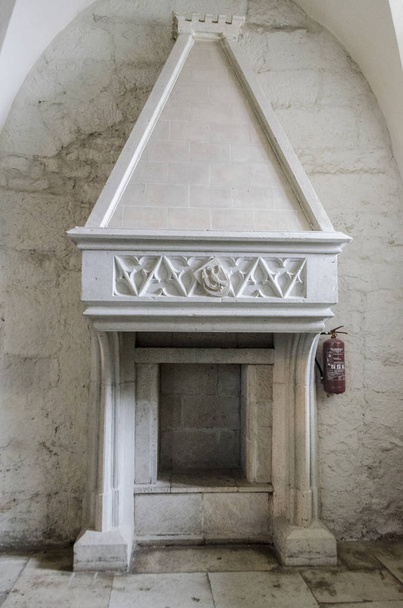 Ancienne cheminée blanche ornée
 - Photo, image