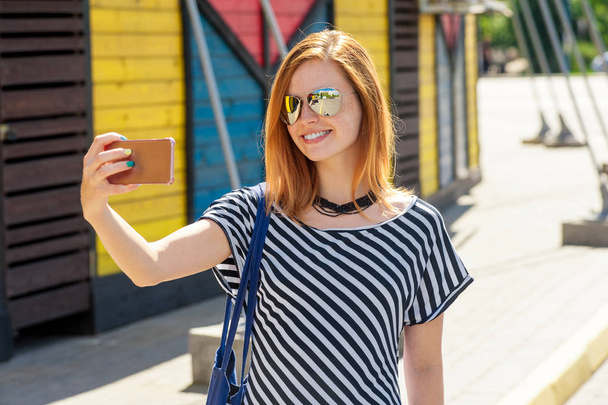 girl doing selfie on phone 01 - Fotografie, Obrázek
