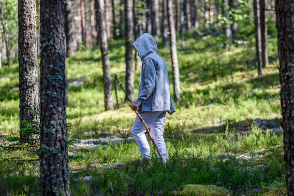 mujer joven disfrutando de la naturaleza en el bosque
 - Foto, Imagen
