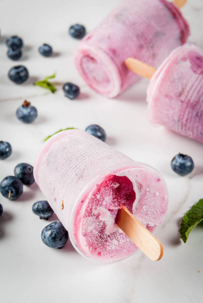 Summer sweets and desserts. Vegan food. Frozen drinks, smoothies - Foto, Bild