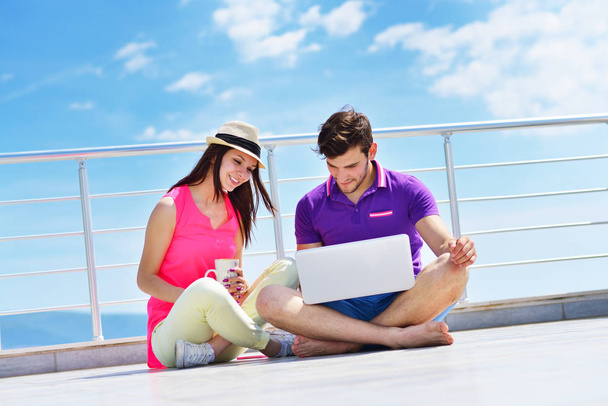 jeune couple utilisant un ordinateur portable - Photo, image