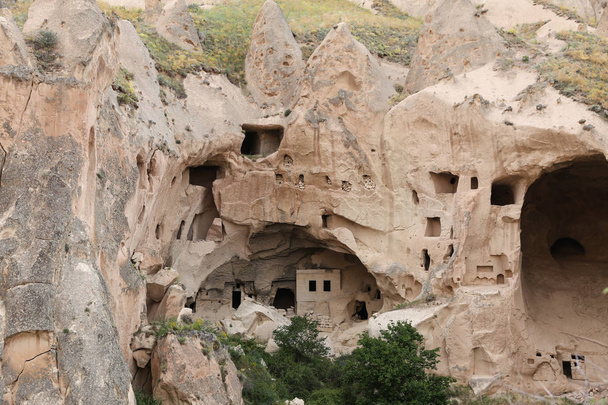 Gesneden kamers in Zelve Vallei, Cappadocië - Foto, afbeelding