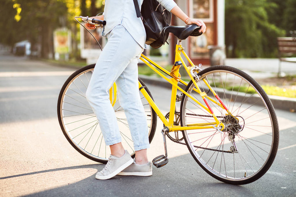 Lovely woman woman with a bicycle - Foto, Imagen
