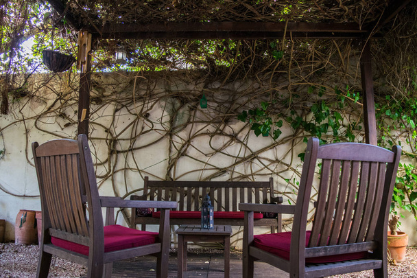 Chilling vintage accogliente terrazza spagnola con tavolo e sedie e edera sulla parete
 - Foto, immagini