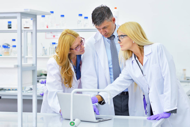 group of people working in the laboratory - Foto, afbeelding