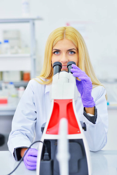 jonge blonde in laboratorium - Foto, afbeelding