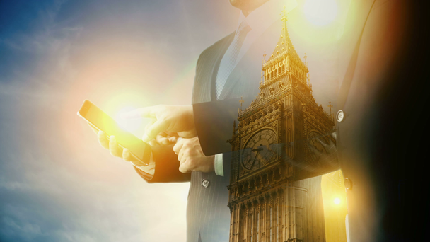 Big Ben Londen Verenigd Koninkrijk zakenman met behulp van Tablet PC. Dubbele blootstelling. - Video