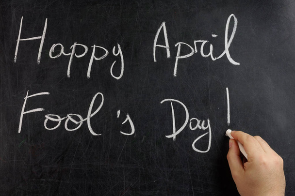Χέρι γράφοντας Happy s ανόητου Απριλίου ημέρα στον μαυροπίνακα ή Μαυροπίνακας - Φωτογραφία, εικόνα