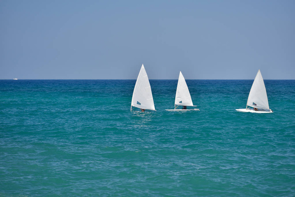 Petits voiliers naviguant dans les eaux calmes de la mer Adriatique, Italie du Sud
 - Photo, image