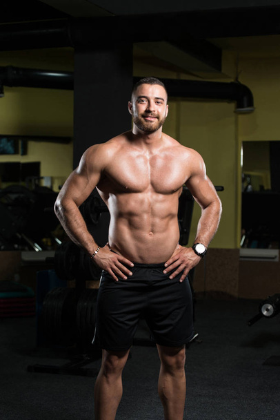 Serious Bodybuilder Standing In The Gym - Foto, Imagem