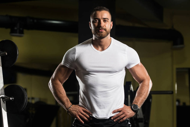 Portrait Of A Fitness Man In White Shirt - Zdjęcie, obraz