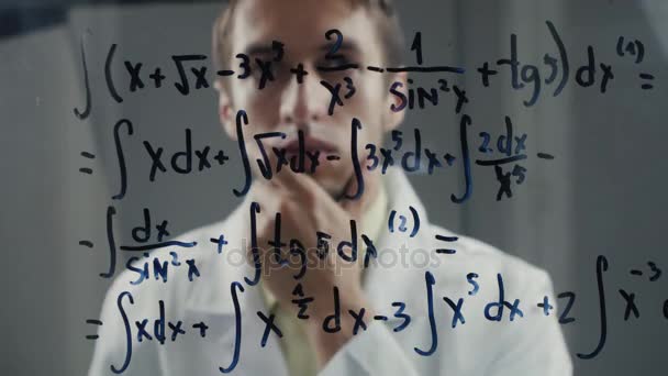 Profesör bilim adamı integral denklem çözümü üzerinde düşünüyor. Matematikçi sorunu çözdü. - Video, Çekim