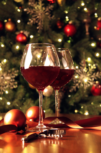 Viinilasit joulukuusen edessä
 - Valokuva, kuva