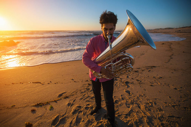 Muzyk instrumentalista grający Tuba  - Zdjęcie, obraz