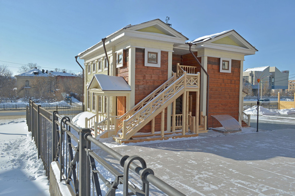 dwu piętrowy drewniany dom z drabiny Irkuck - Zdjęcie, obraz