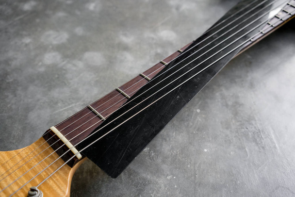 Siyah plastik dizeleri elektro gitar için koru - Fotoğraf, Görsel