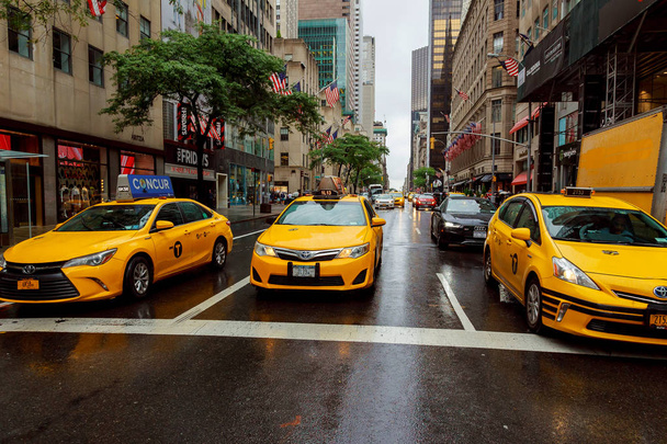 New York - 2017. július: Taxi autók a Times Square, egy forgalmas turisztikai útkereszteződés kereskedelmi reklámok és a híres street, New York City, és nekünk, - Fotó, kép