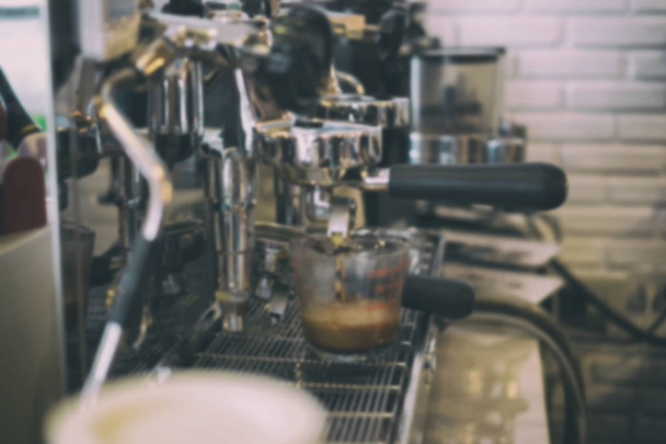Kaffeemaschine brauen und gießen frischen Espresso-Kaffee i - Foto, Bild