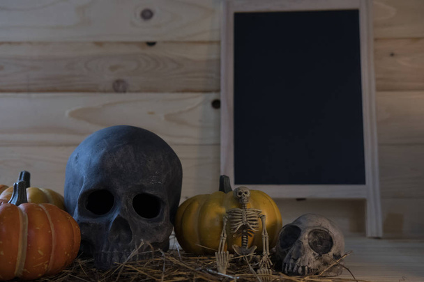 calabaza, cráneo, esqueleto sobre fondo de madera para Halloween holi
 - Foto, Imagen