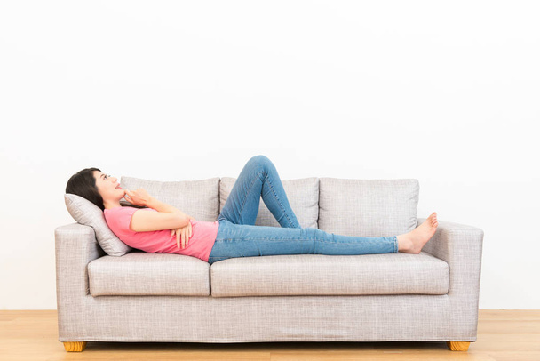 beautiful female student lying on the sofa - Foto, immagini