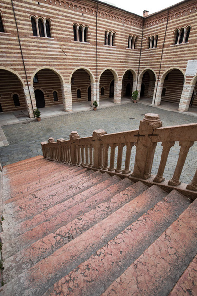 Scala della Ragione Palazzo della Ragione Verona avlusunda. İtalya. - Fotoğraf, Görsel
