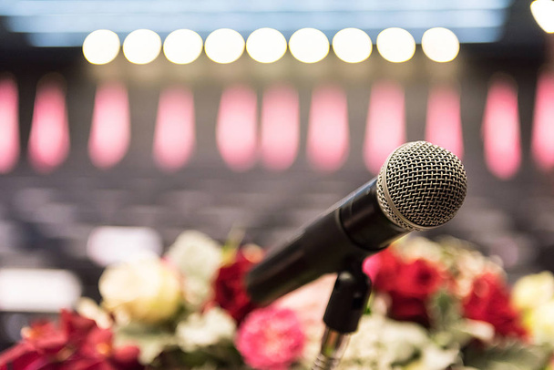 Mikrofon, mint a homályos üzleti hall vagy szeminárium konferenciaterem, Blurred háttér. - Fotó, kép