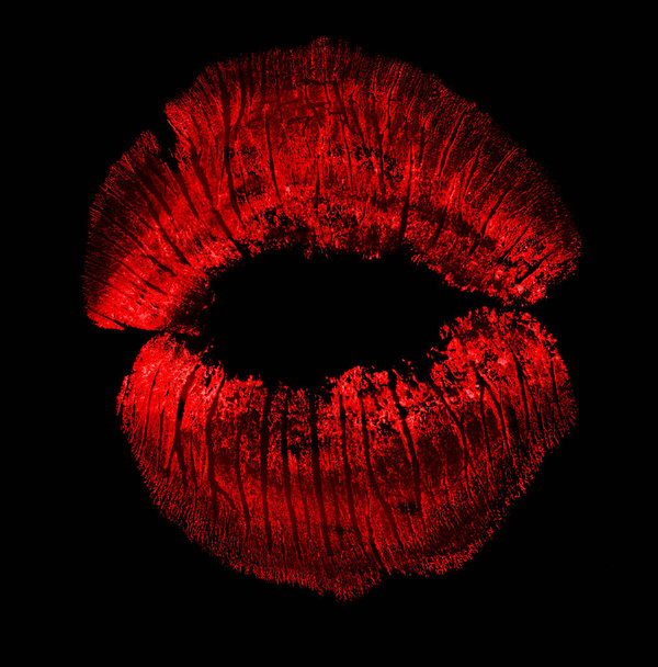 κόκκινα χείλη έντονο αποτύπωμα απομονώνονται σε μαύρο - Φωτογραφία, εικόνα