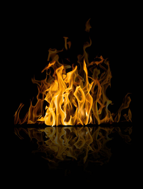 Gelbe Flammen isoliert auf schwarzem Hintergrund - Foto, Bild