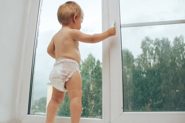 Baby öffnet Fenster, es ist gefährlich - Foto, Bild