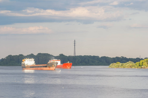 Dois navios de carga no rio - Foto, Imagem