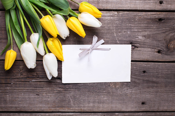 Lege tag en heldere tulpen bloemen  - Foto, afbeelding