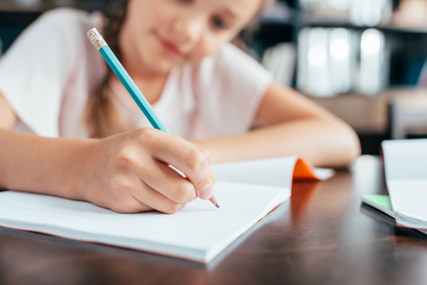 Κοριτσάκι που γράφει εργασίες - Φωτογραφία, εικόνα