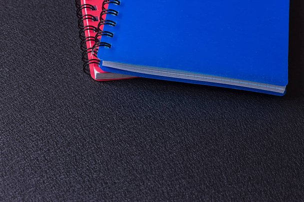 Διάφορα πολύχρωμα σημειωματάρια σε μια σπείρα - Φωτογραφία, εικόνα