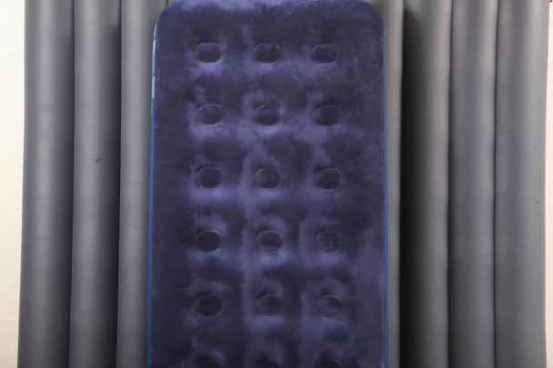 Blauw opblaasbaar matras voor slapen en rusten - Foto, afbeelding