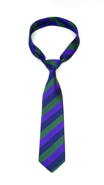 elegante corbata a rayas azul, verde y púrpura aislada sobre fondo blanco
 - Foto, Imagen