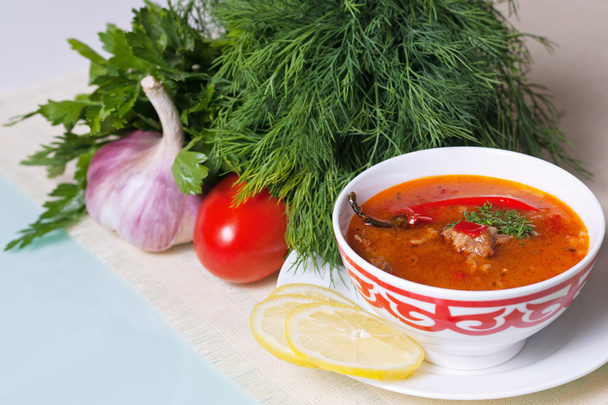 Sopa kharcho servida con verduras y verdura
 - Foto, imagen