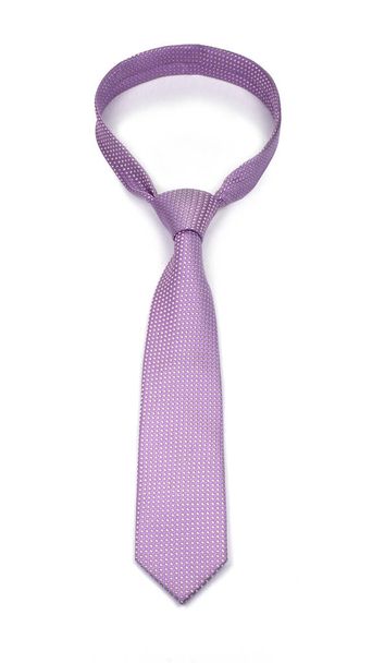 tyylikäs sidottu vaaleanpunainen solmio valkoisilla pisteillä eristetty valkoisella taustalla
 - Valokuva, kuva