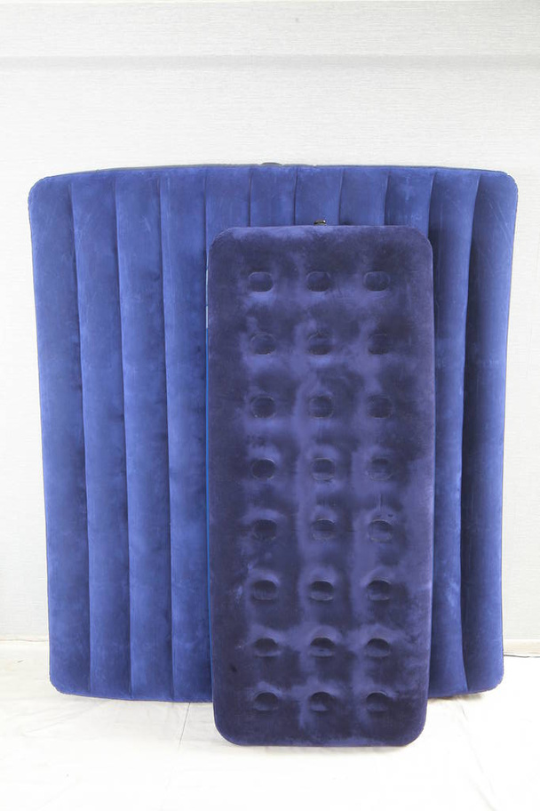 Colchón inflable azul para dormir y descansar
 - Foto, imagen