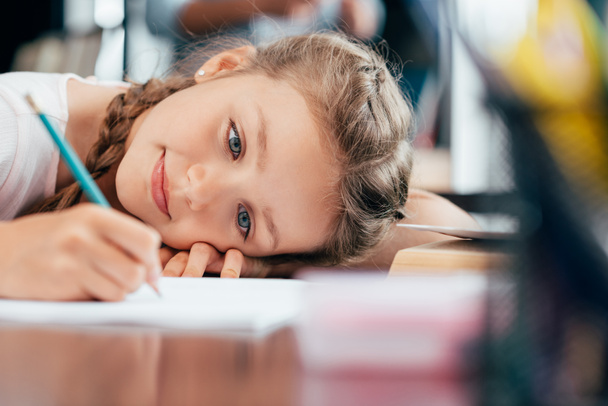 niña escribiendo tarea - Foto, Imagen