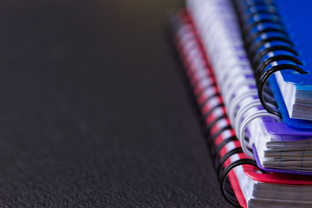 Multi-színes notebookokba egy spirál - Fotó, kép