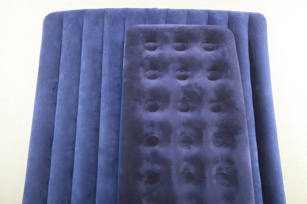 Modrá nafukovací matrace na spaní a odpočinek - Fotografie, Obrázek