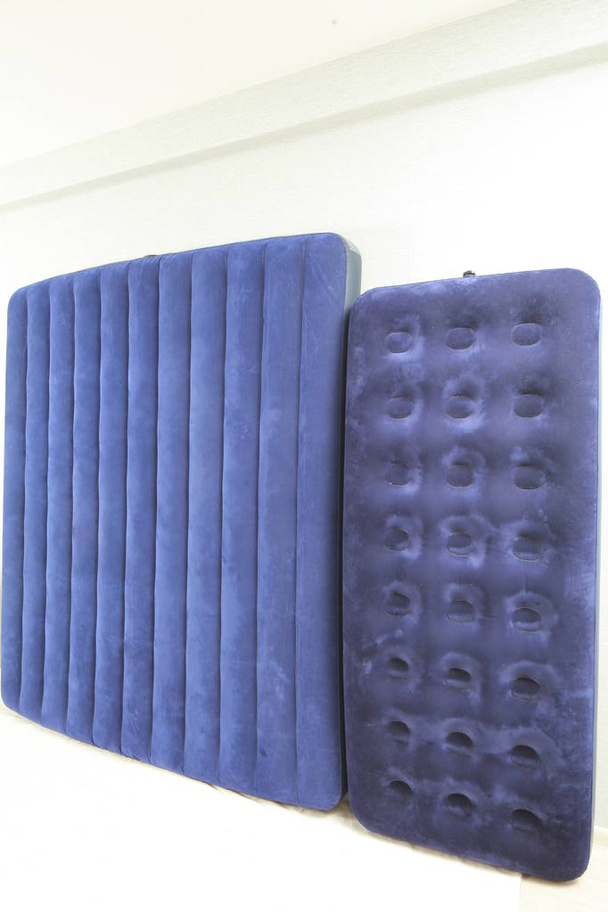 Голубой надувной матрас для сна и отдыха
 - Фото, изображение