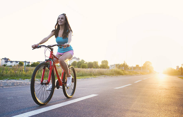 woman riding bicycle - Fotó, kép