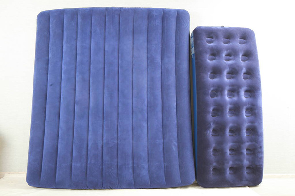 Colchón inflable azul para dormir y descansar
 - Foto, imagen