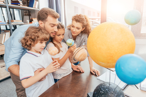 family making solar system model - Foto, afbeelding